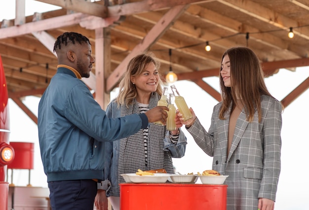 Gratis foto beste vrienden halen iets uit een foodtruck