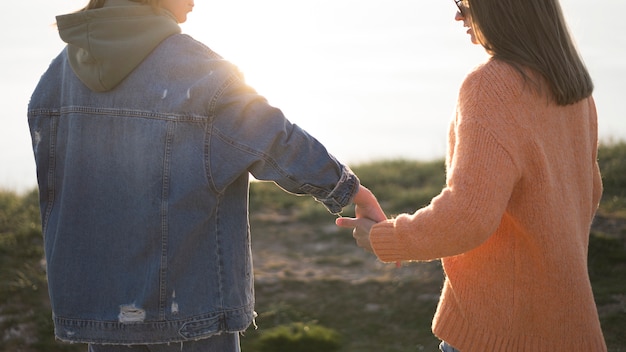 Gratis foto beste vrienden hand in hand buiten