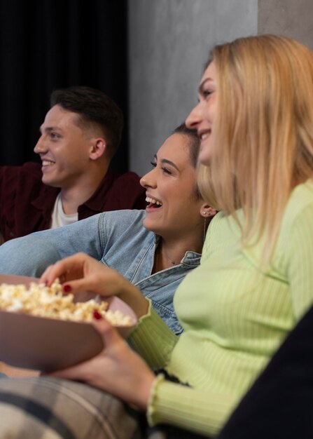 Beste vrienden kijken samen naar streamingdienst in de woonkamer