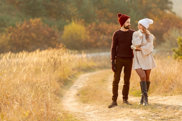 Beste vrienden maken samen een wandeling buiten