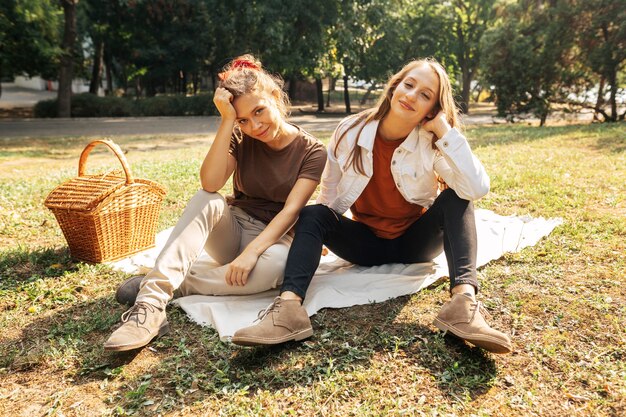 Beste vrienden poseren op een picknickkleed