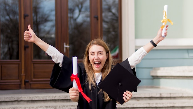 Beste vrienden spelen tijdens de diploma-uitreiking