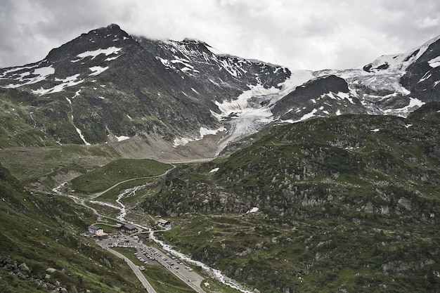 Betoverend landschap van de prachtige met sneeuw bedekte bergen onder een bewolkte hemel