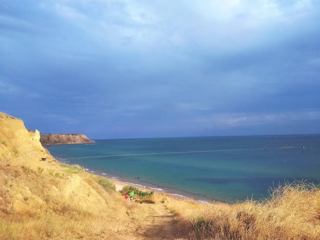 Gratis foto betoverend landschap van een rotsformatie aan de kust van de oceaan