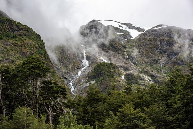 Betoverend uitzicht op de rotsachtige bergen met een waterval
