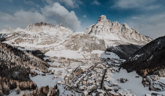 Betoverend uitzicht op een kleine stad in de winter, omringd door Rocky Mountains bedekt met sneeuw