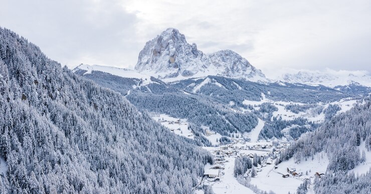 Gratis Foto betoverend uitzicht op prachtige met sneeuw bedekte bergen