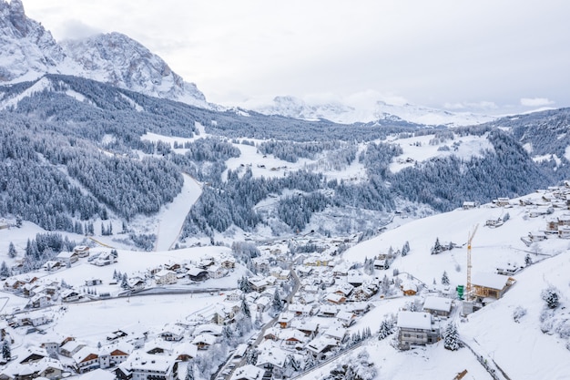 Gratis foto betoverend uitzicht op prachtige met sneeuw bedekte bergen