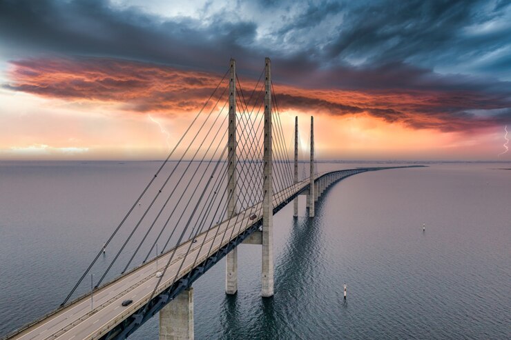 Gratis Foto betoverende luchtfoto van de brug tussen denemarken en zweden onder de bewolkte hemel