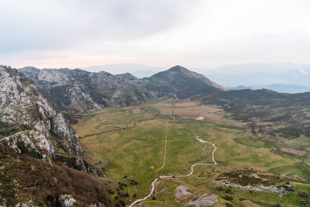Betoverende luchtfoto van de velden omgeven door rotsachtige bergen