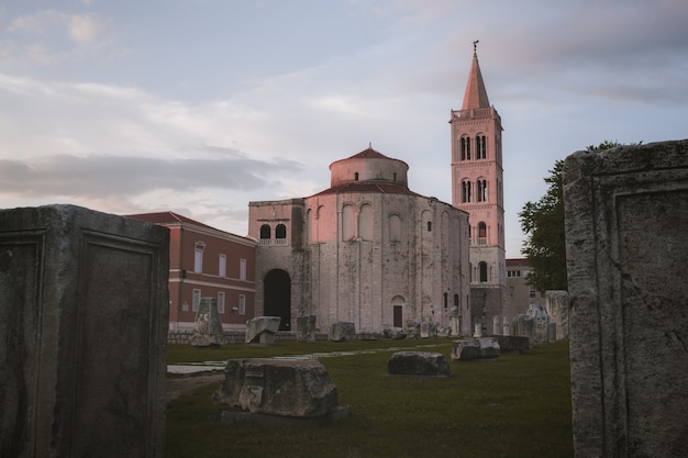 Gratis foto betoverende opname van de st.donatus-kerk in het forum romanum, vastgelegd in zadar, kroatië