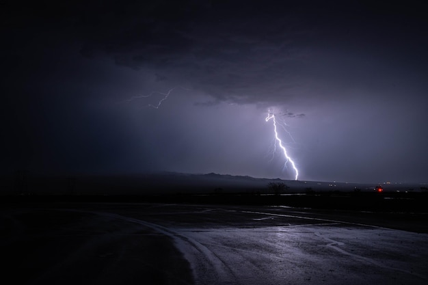 Betoverende scène van een bliksem tijdens een onweersbui 's nachts