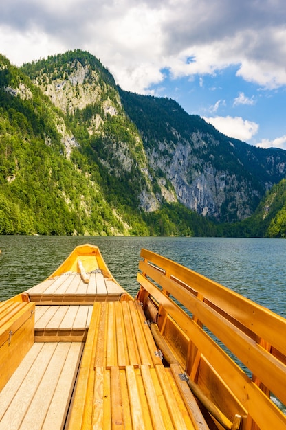 Betoverende verticale opname van het toplitz-meer neuhaus in oostenrijk op een warme, zonnige middag