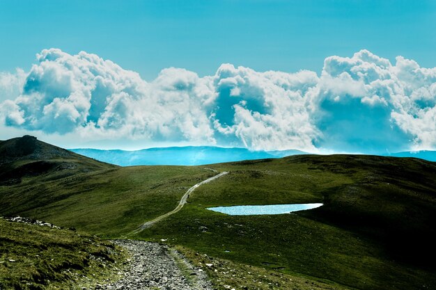 Betoverende weergave van Three Peaks Hill onder een bewolkte hemel in Argentinië