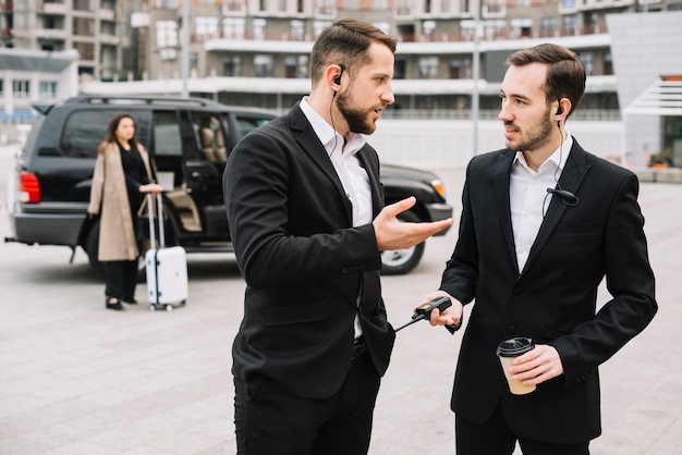 Gratis foto beveiligingsmannen werken samen