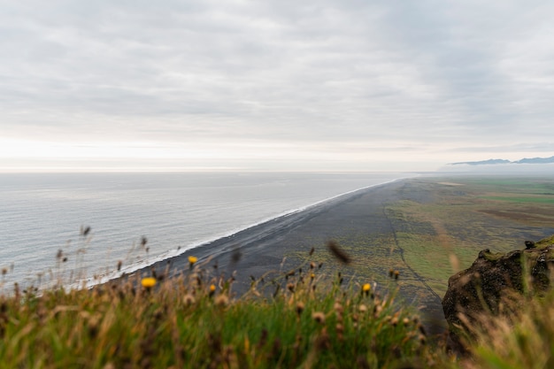 Bewolkt natuurlandschap bij meer