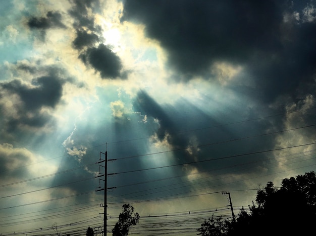 Gratis foto bewolkte hemel met zonnestraal