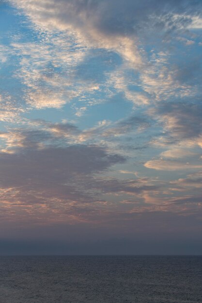 Bewolkte lucht in daglicht achtergrond