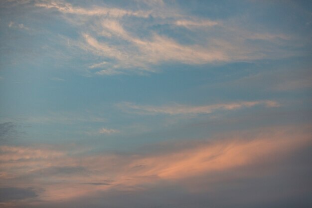 Bewolkte lucht in daglicht achtergrond