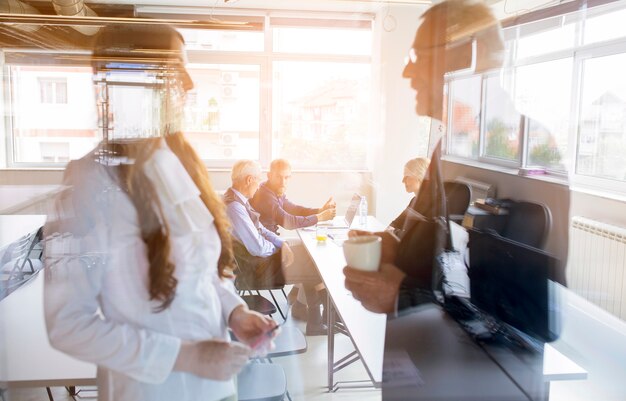 Bezinning van bedrijfsmensen die zich voor zijn collega in de vergadering bevinden