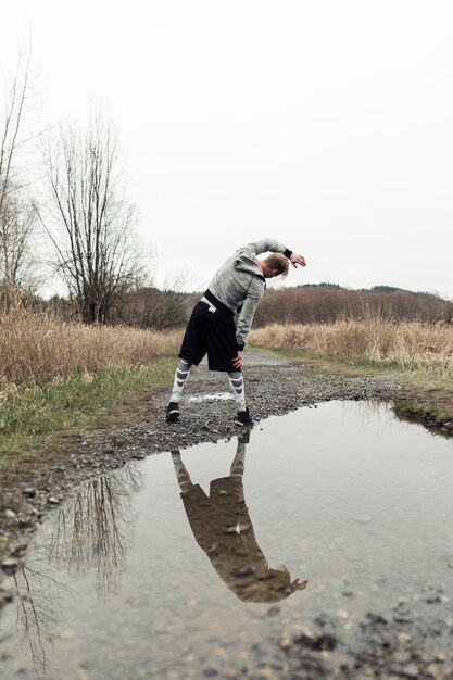 Bezinning van mannelijke atleet in vulklei het uitoefenen