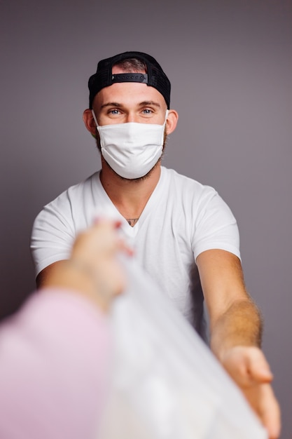 Bezorg man met plastic zak met eten