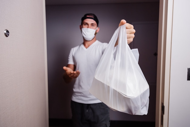 Bezorg man met plastic zak met eten