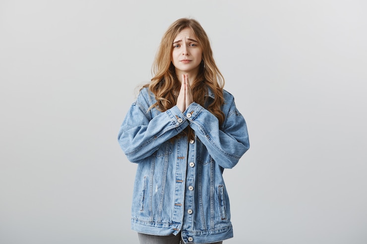 Gratis Foto bezorgd blond meisje in nood om te smeken, om excuses te smeken, om gunst of hulp te vragen