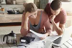 Gratis foto bezorgd paar dat hun gezinsfinanciën herzien en uitgaven berekent