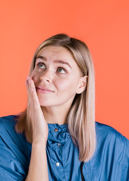 Bezorgd vrouwelijk model in studio