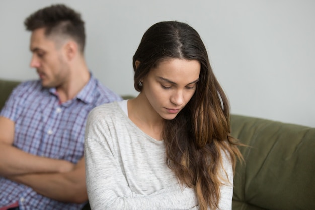 Bezorgde echtgenote die verdrietig is over familieproblemen