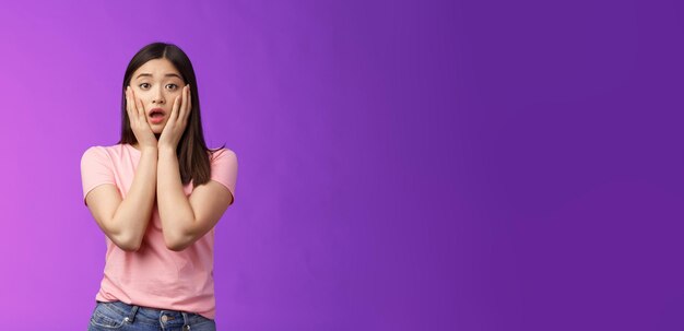 Bezorgde geschokte timide onzekere aziatische vrouw voel medelijden schaamte horen schokkend nieuws grijpen gezicht sorry