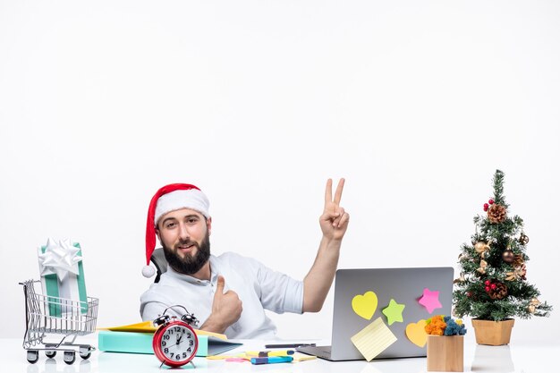 Bezorgde jonge zakenman met kerstman hoed aan het werk