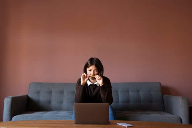 Bezorgde vrouw aan het werk vooraanzicht