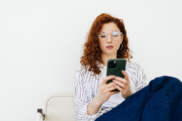 Bezorgde vrouw die thuis op de bank zit en een negatief telefoongesprek heeft, slecht nieuws hoort of ruzie maakt