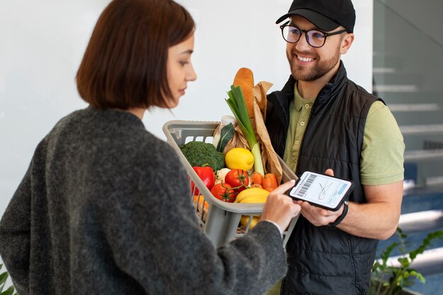 Bezorger die boodschappen geeft aan de klant