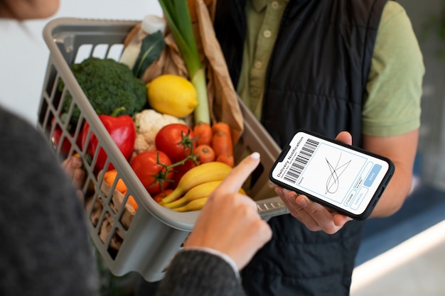 Gratis foto bezorger die boodschappen geeft aan de klant