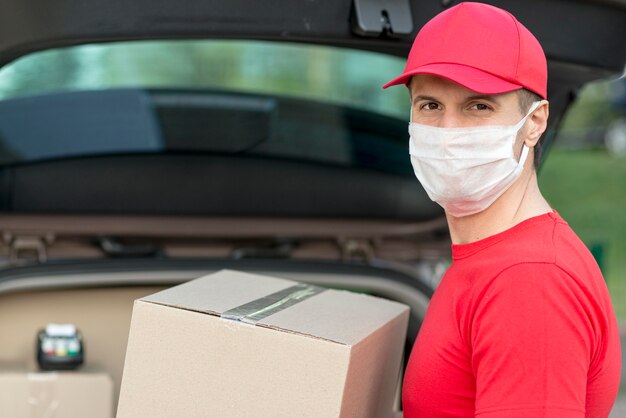 Bezorger die chirurgisch masker draagt