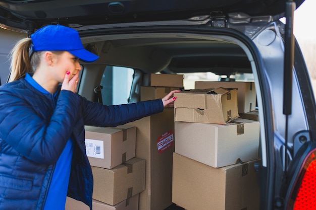 Bezorger die problemen heeft met het transporteren van het pakket