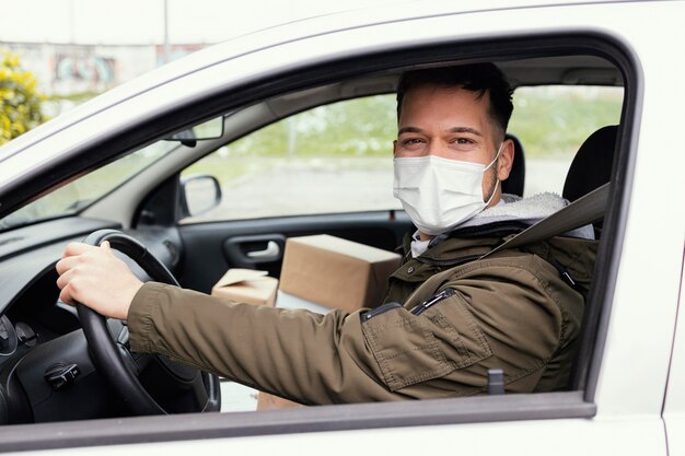 Bezorgmannetje met masker en pakjes