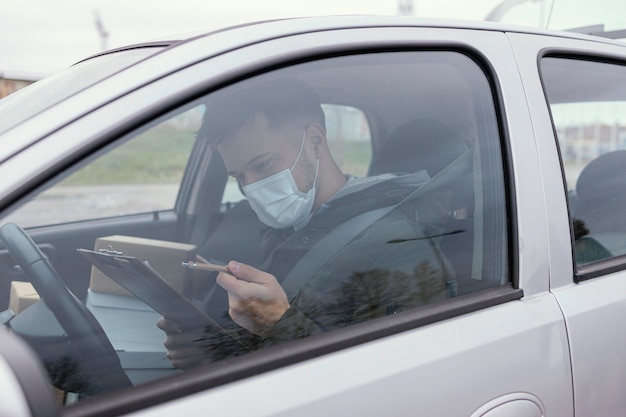 Bezorgmannetje met masker en pakjes