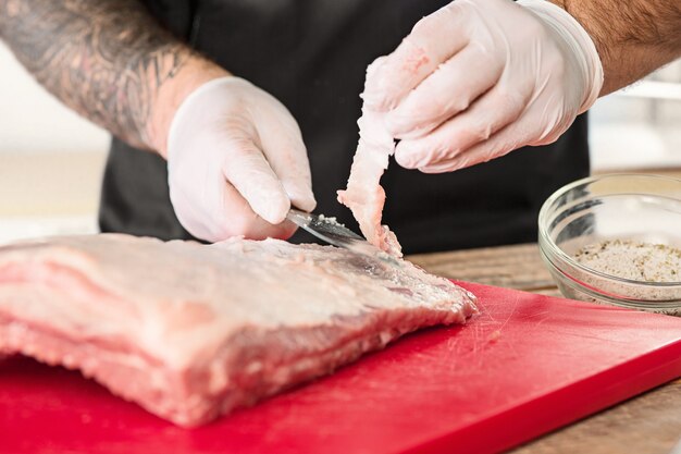 Biefstuk van het mensen het kokende vlees op keuken