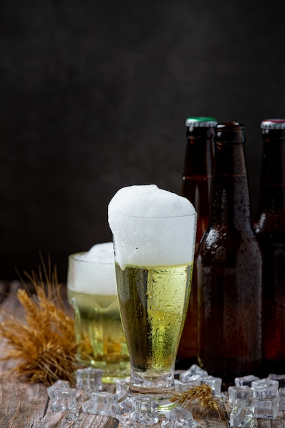 Gratis foto bier met knapperige hors d'oeuvres, wereldbierdag.