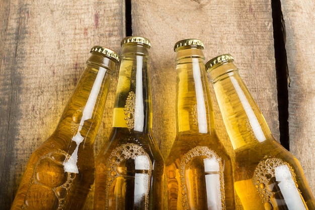 Bierflessen op een houten tafel