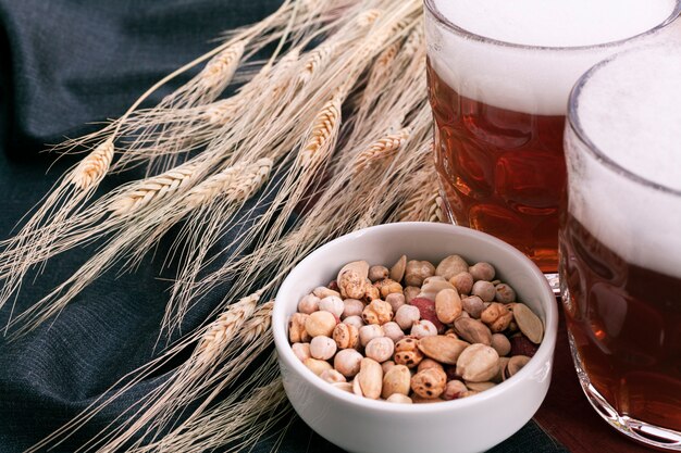 Bierglazen met snacksassortiment in kom