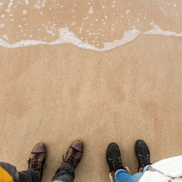 Gratis foto bies de benen in de buurt van zeewater