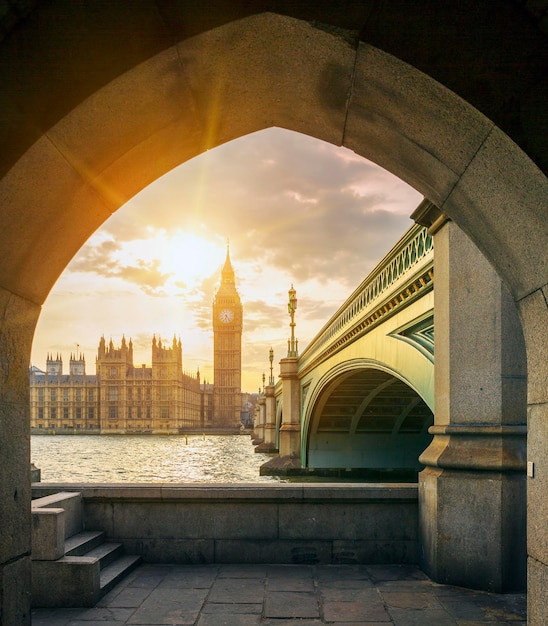 Big Ben met zon door de voetgangerstunnel