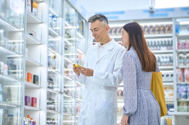 Bij een drogist. Vrouwelijke klant die producten in een drogisterij kiest