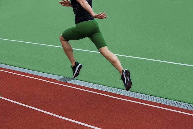 Bijgesneden afbeelding van jonge blanke atleet man lopen