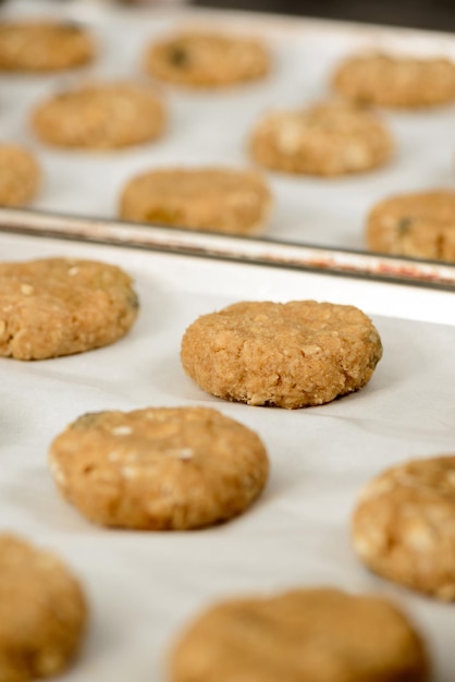 Bijgesneden afbeelding van koekjes met noten